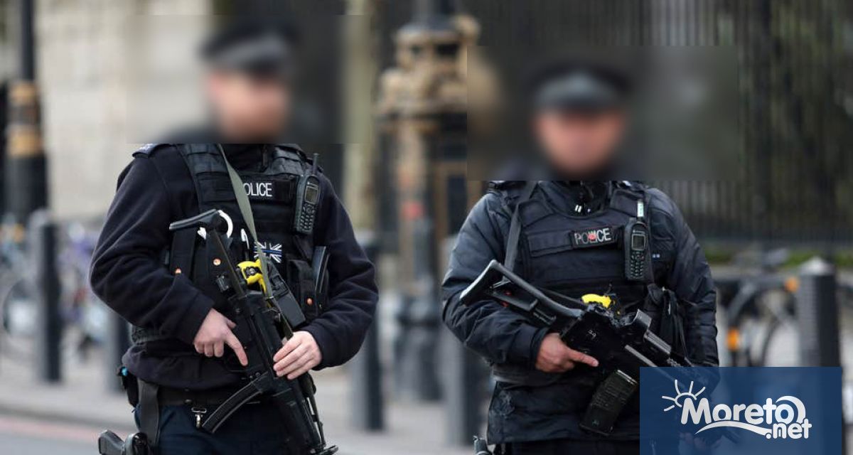 Полицията в американския град Люистън щата Мейн предупреди че въоръжен