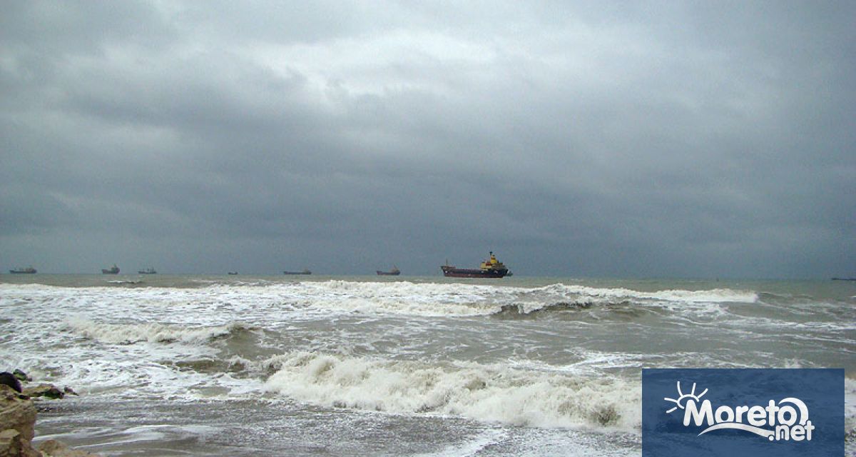 През следващото денонощие ще се задържи предимно облачно на отделни