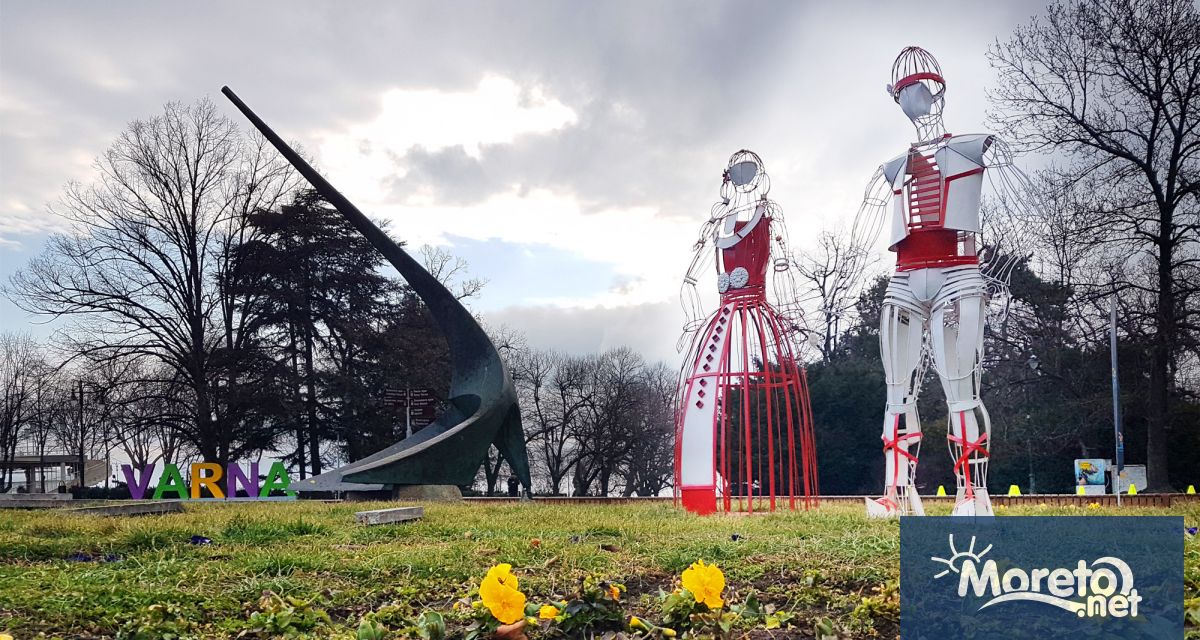 Зоната за отдих и местата за сядане около градинката със