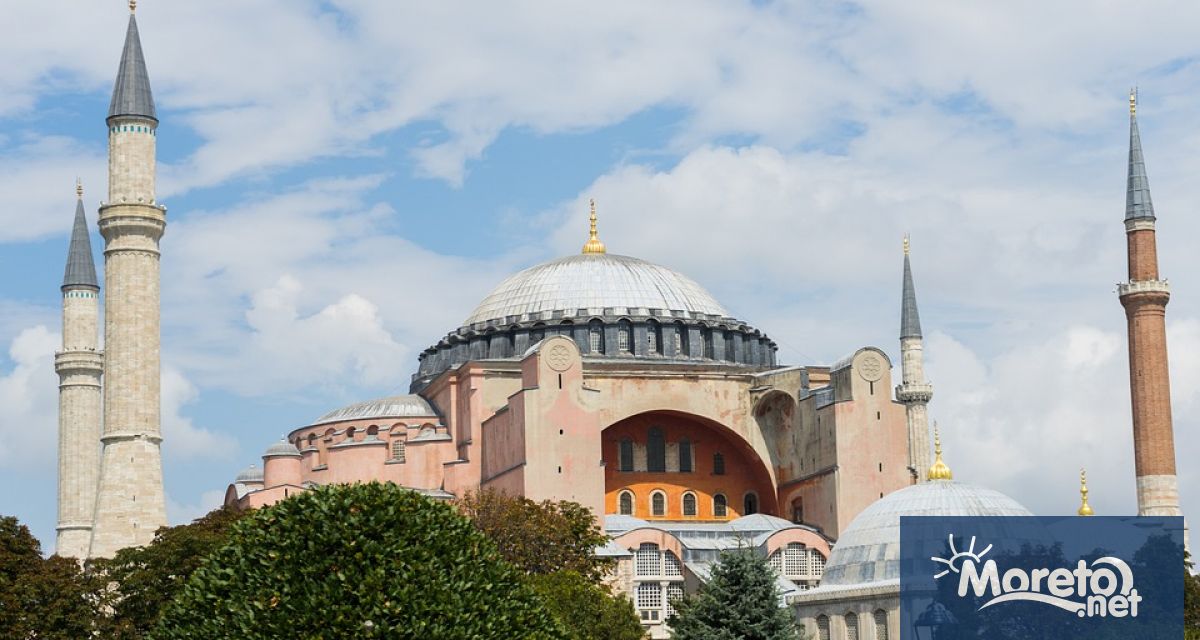 Туристите, които искат да посетят Света София“ в Истанбул, ще