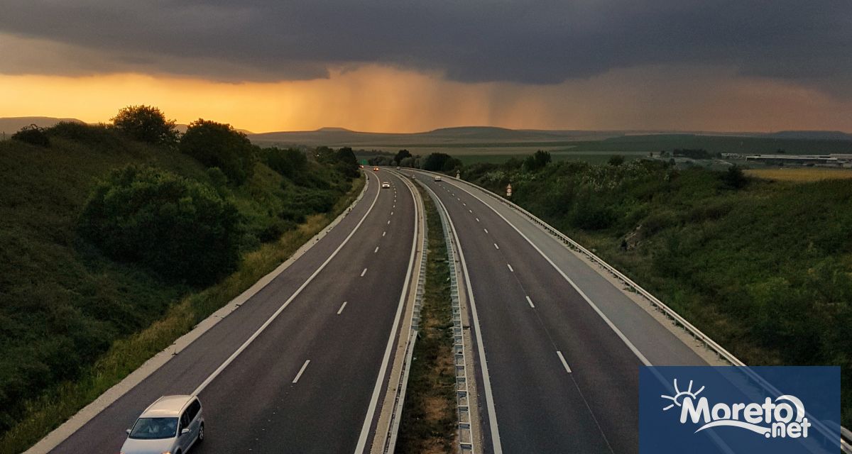 Тежка катастрофа между лек автомобил и мотор е станала призори