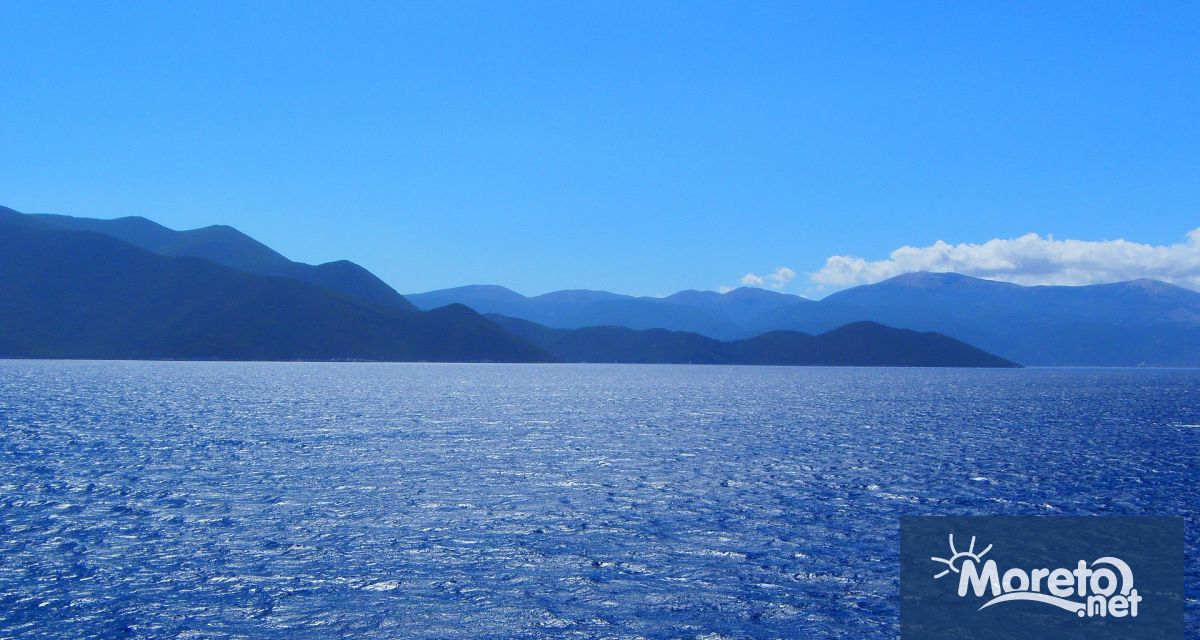 Най малко седем мигранти включително момче момиче и две жени загинаха