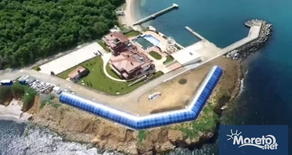 Кеят пред лятната резиденция на почетния председател на ДПС Ахмед