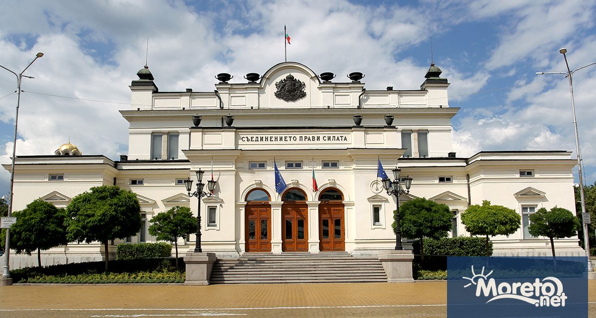 Парламентът ще изслуша днес премиера Кирил Петков и председателя на