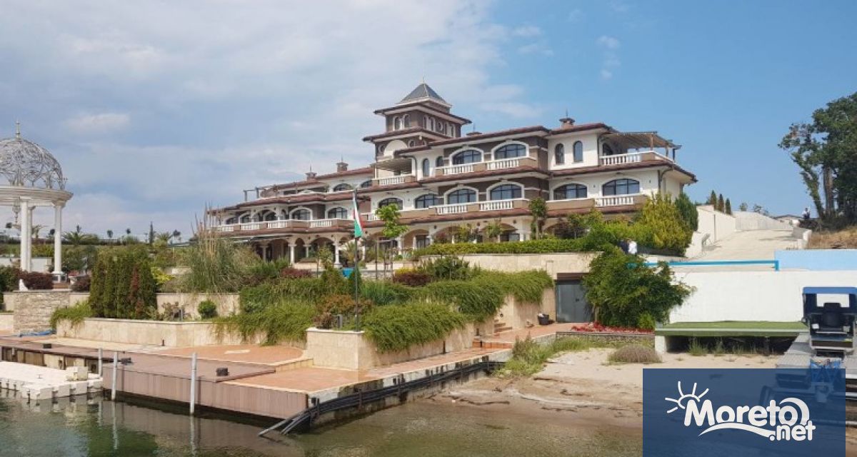 По документи и според официалните регистри почетният председател на ДПС