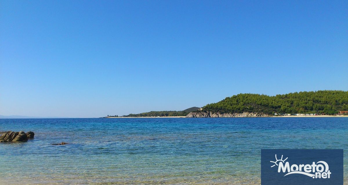 На безлюден плаж в Халкидики двама африканци и жена от