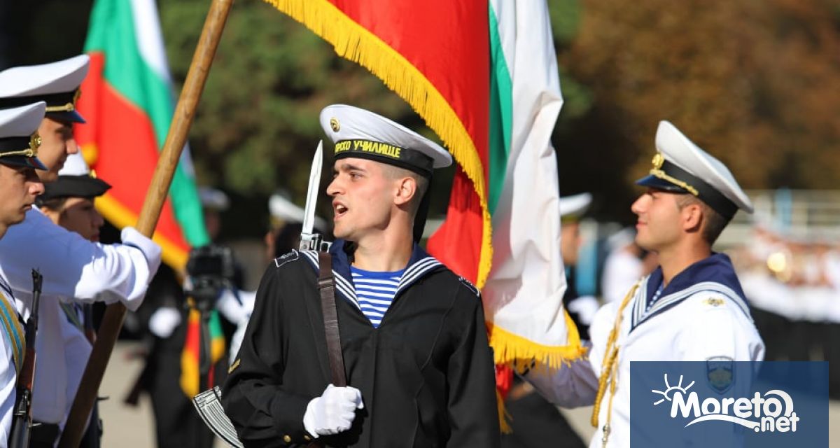 Пълна държавна издръжка по време на следването си и гарантирана