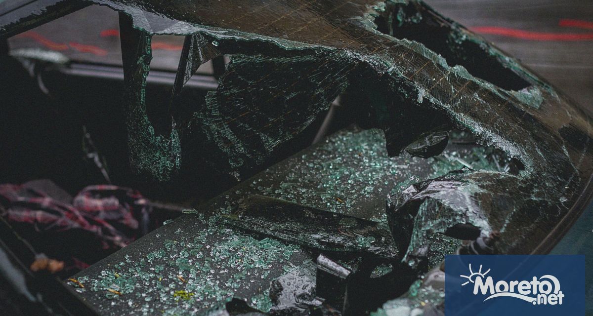 Трима младежи момичета на 13 и на 16 години